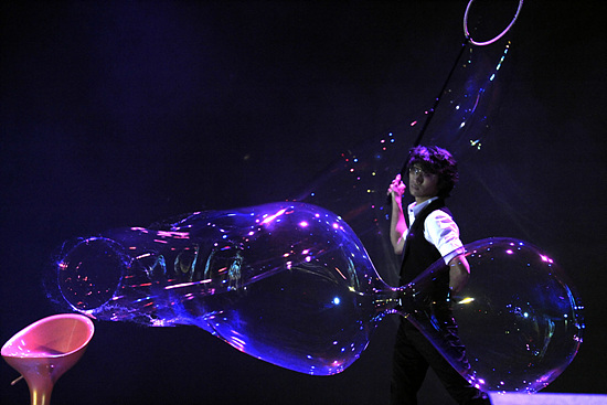 韩国泡沫魔术表演《魔幻泡泡秀》
