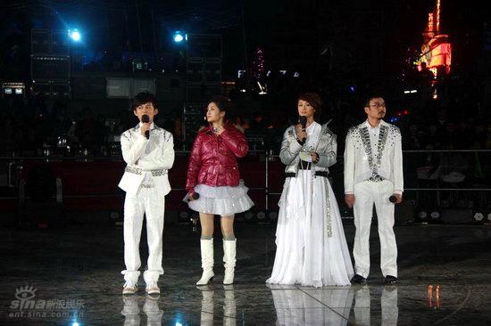 图文:湖南卫视跨年演唱会-四位主持人登场