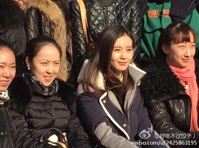 组图:刘诗诗返校日素颜现身 与粉丝亲切合影