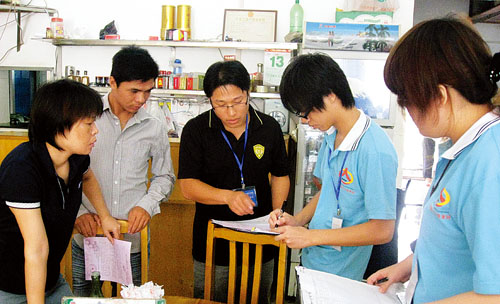 人口普查员入户摸底_人口普查员证件图片