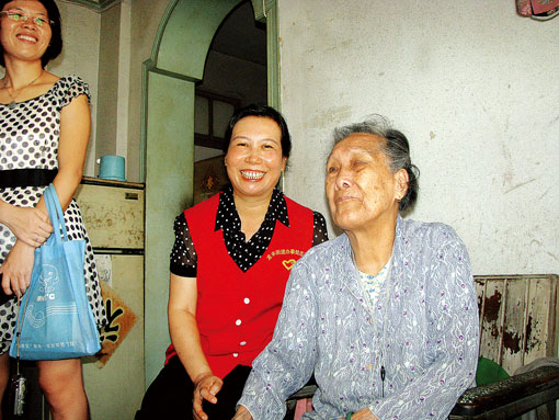 惠州政府救助空巢老人 服务员为八旬阿婆洗衣