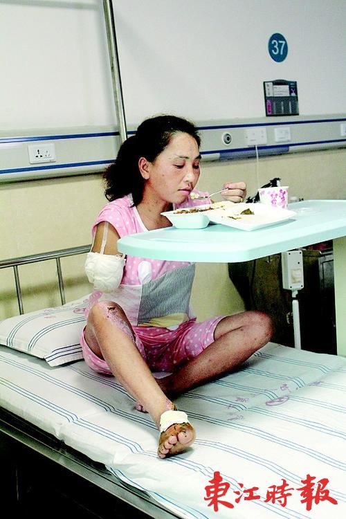 妈妈右手已截肢 女儿独自回家上学