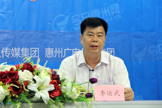 市社会保险基金管理局局长李运武与网友在线交