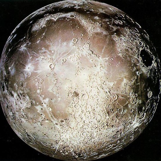 月球表面遍及水的化学特征,但数量极少,一吨月球表层土壤约含32盎司