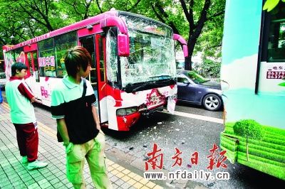 广州两公交车相撞 16名乘客受伤(图)