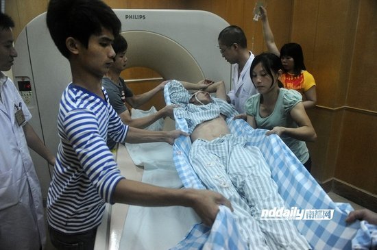 广州新手司机撞上占道夜宵档 两少女死亡(图)