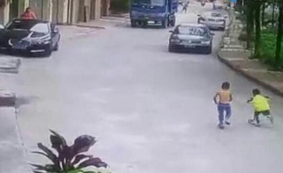 东莞2孩子路上玩滑板车 一小孩摔倒被大货车碾