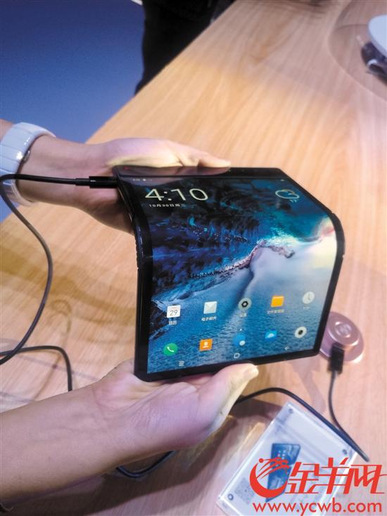 全球首款可折叠柔性屏手机 深圳企业智造