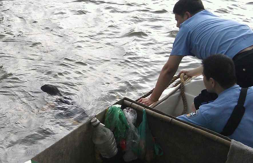 杭州河中捞起一具年轻女尸 怀中抱婴儿
