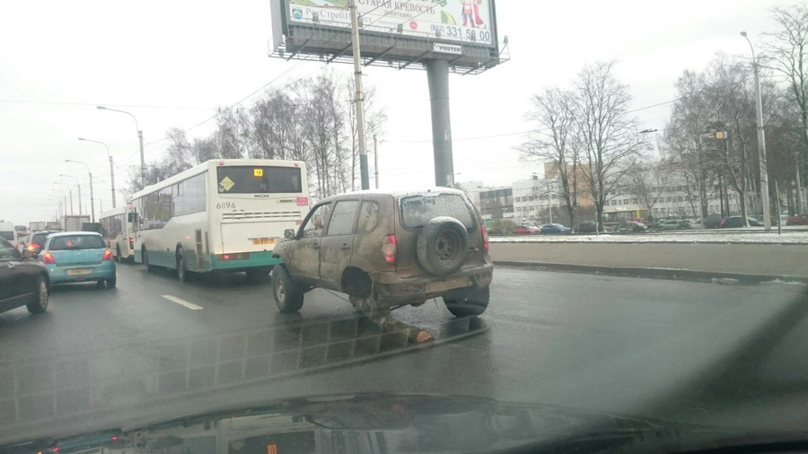 最牛破车 只剩仨轮"拄拐"上路