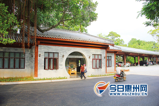 西湖景区内的五星级公厕已建成使用,内部建有母婴房.