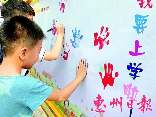 　　一年级新生在手印墙上印下手印，并签名参与文明创建。