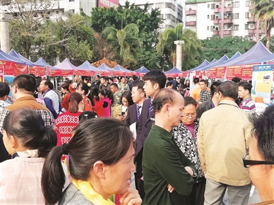 广西招聘会_广西 东盟经开区秋季招聘供4000岗位 求职者上万(3)
