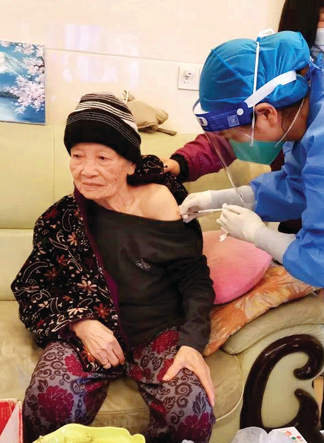 惠阳淡水医护人员上门接种疫苗 方便老人群体