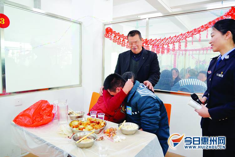 在惠州监狱亲情会见室,服刑人员与家人相见,相拥而泣.