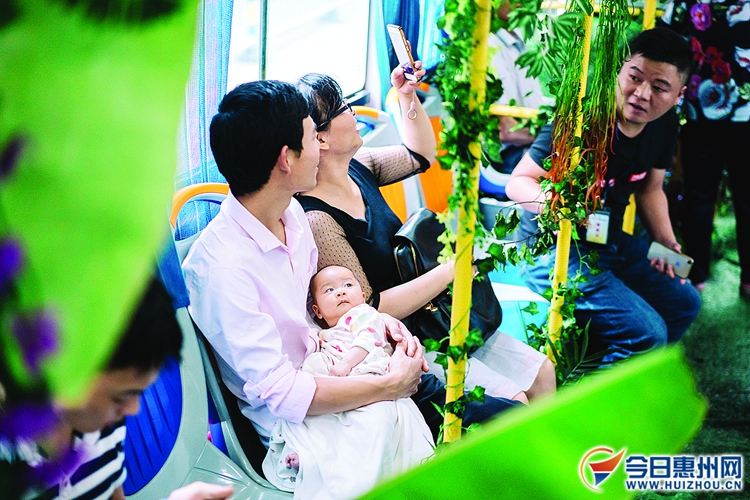 惠州市区12路公交车变身移动森林倡导绿色出