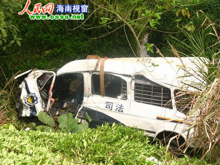 东线高速公路三亚往海口方向的黄竹路段发生一