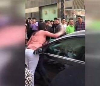 少妇因丈夫外遇砸车 手撕玻璃满手血(图)