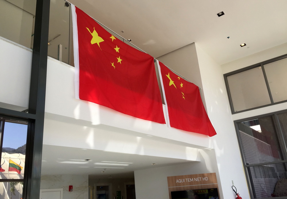 7月24日,中国代表团居住的大楼内悬挂着中国国旗.
