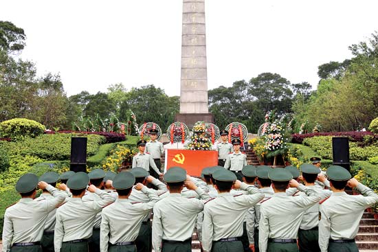 社会各界到东江人民革命烈士纪念碑广场祭奠先烈