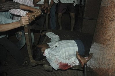 印度孟买发生多起恐怖袭击5人死亡(组图)