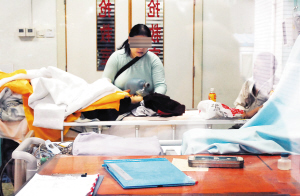 在医院抢救室,不相信妹妹已死亡的周女士手拿呼吸球囊,给妹妹按压供气