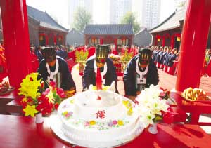 长春用现代礼仪祭祀孔子 生日蛋糕直径1.5米(图)