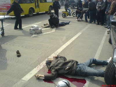 飞车贼抢包后慌忙逃跑 失控撞车当场死亡(图)